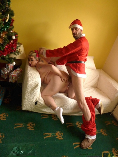 Nude fatty Saskia Squirts gets a Christmas fuck from a horny Santa