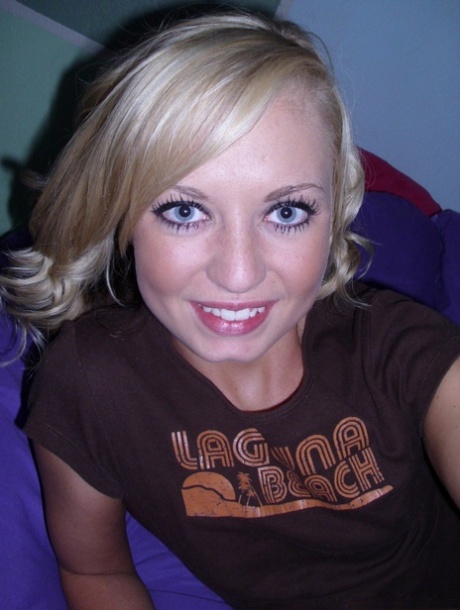 Skinny amateur babe Tiff shows her delicious pussy to the camera