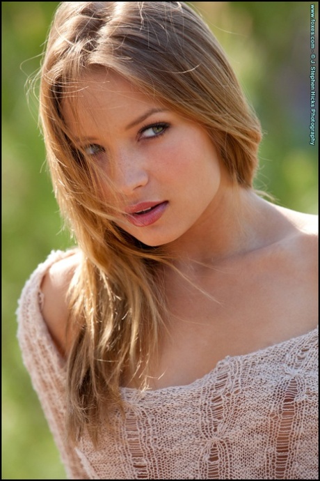 Beautiful girl Alyssa Branch spreads her sweet pussy for an outdoor close-up