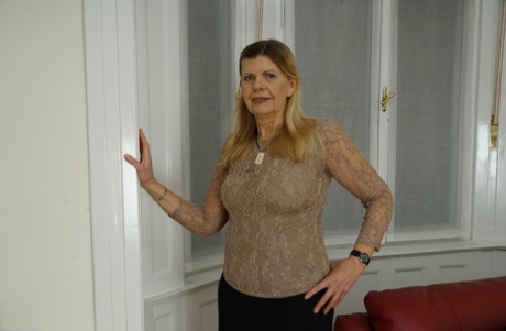 Horny mature cougar receives a great XXX oral treatment from a handsome stud