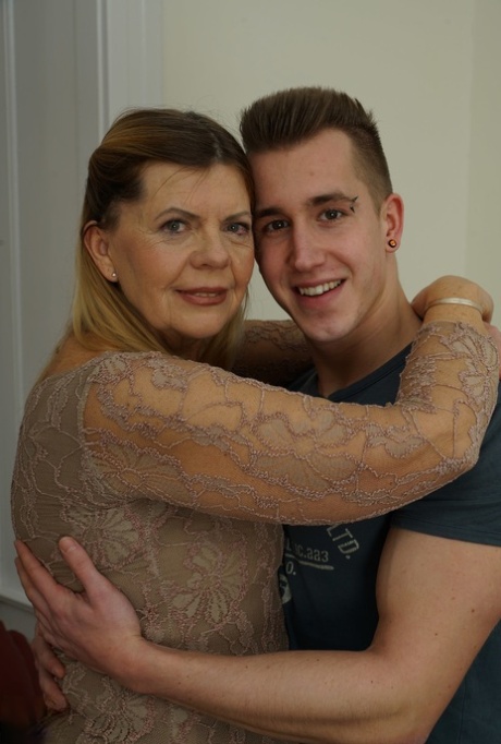 Horny mature cougar receives a great XXX oral treatment from a handsome stud