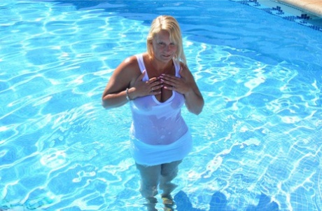 Thick blonde amateur Sweet Susi frees her tits and twat from wet clothing