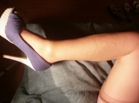Older amateur Caro plays with her pubic hair during a closeup action