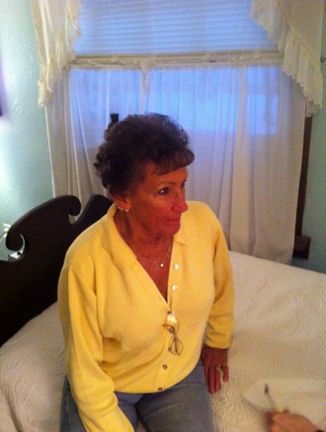 Dirty amateur granny shows her sexy naked body and kisses a young stud