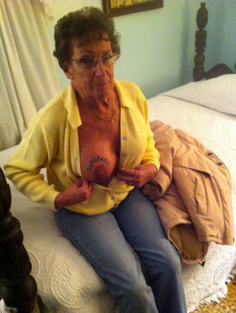 Dirty amateur granny shows her sexy naked body and kisses a young stud