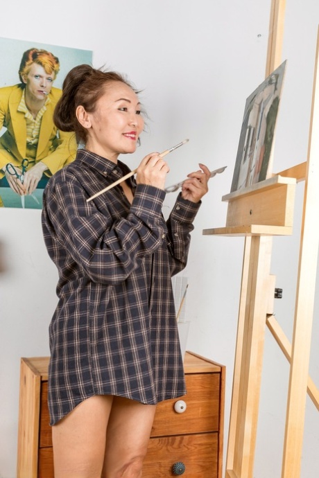 Over 30 Asian women Lira Kissy disrobes to paint in the nude