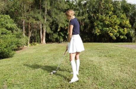 Young girlfriend sporting jizz on 18 year old pussy after sex on golf course