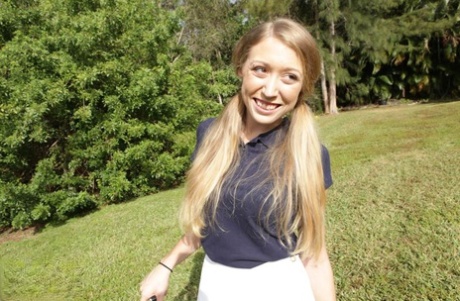 Young girlfriend sporting jizz on 18 year old pussy after sex on golf course