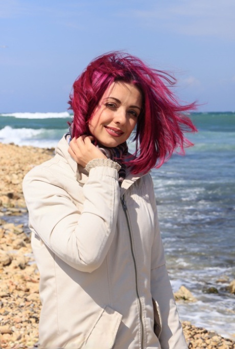 Over 30 woman Victoria Rainbow sports dyed hair while making her nude debut