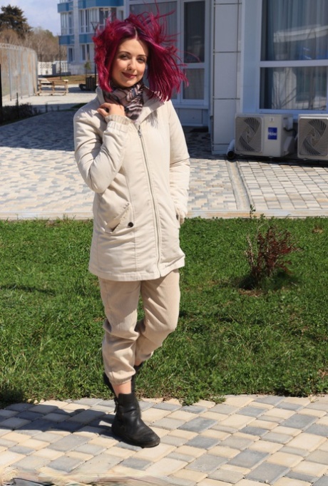 Over 30 woman Victoria Rainbow sports dyed hair while making her nude debut