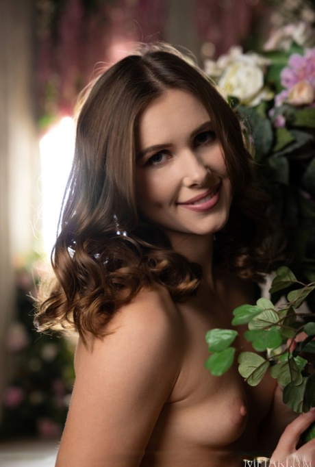 Beautiful girl Amber Pearl hits upon great nude poses near flowers
