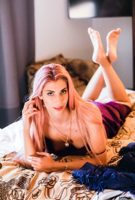 Sexy chick Shona River takes a cumshot on her pussy after fucking