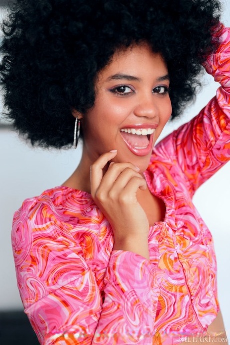 Brazilian chick with big hair Selva Lapiedra gets bare naked during a solo gig