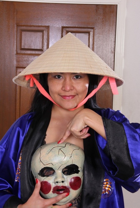 30 plus Asian lady Cici Jones crosses bare legs once she's naked on a runner
