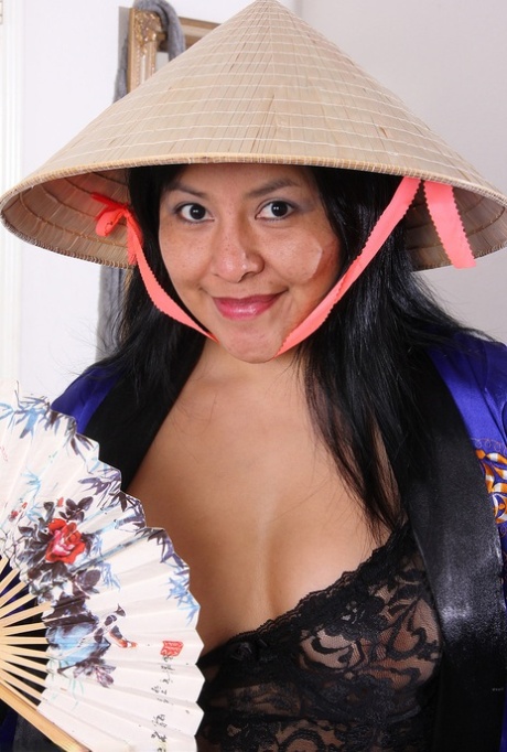 30 plus Asian lady Cici Jones crosses bare legs once she's naked on a runner