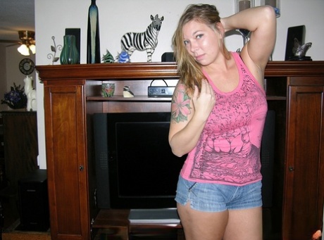 Thick amateur Valerie casually disrobes for her first nude poses