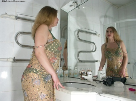 Sightly amateur teen Bunny Love has sophisticated sense of excitement