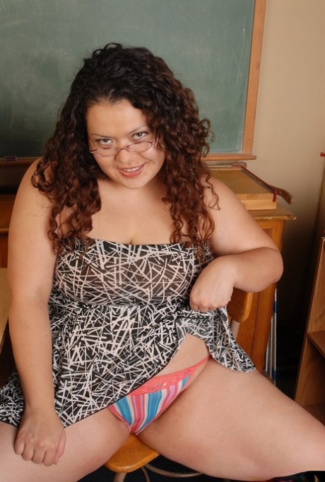 Kinky mature ebony SSBBW Vanessa presents her pussy in the classroom