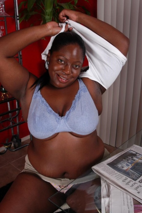 Fatty ebony mature Dynasty is playing with her tight hole on cam