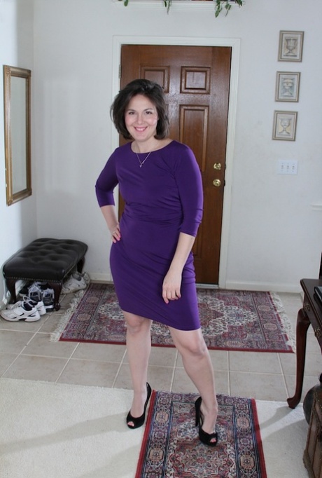 Brunette MILF Penny Prite flashing big butt and shaved pussy