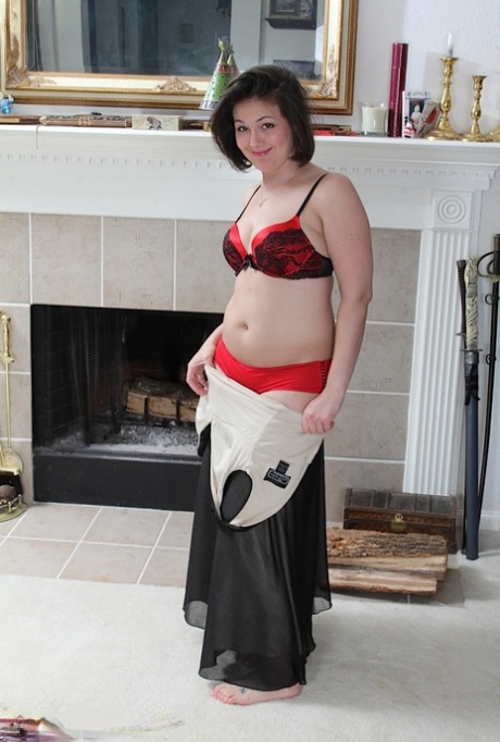 Mature lady Penny Prite revealing small tits before spreading smooth vagina