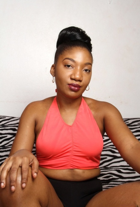 Black chick by the name of Maite proudly shows off her pink cooter at home