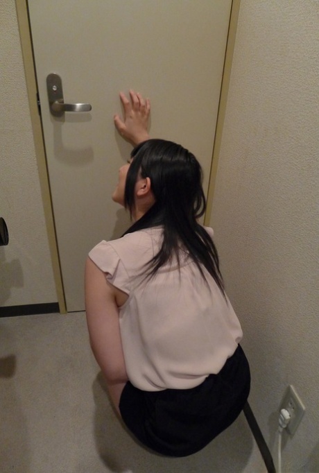 Japanese babe Ai Uehara reveals her hairy muff and pees in the shower