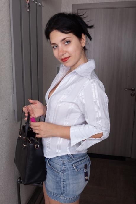 All-natural brunette Tanita flaunting her big ass and hairy crotch