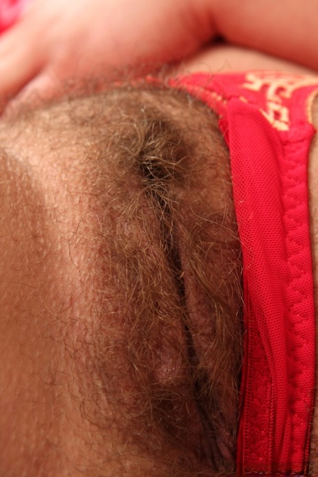 Fatty MILF Vanda flaunts her huge natural breasts and fuzzy vagina