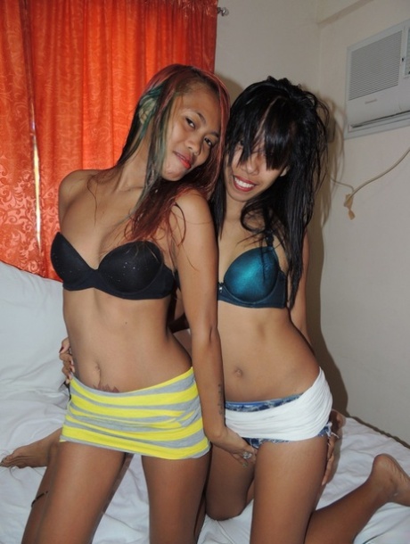 Filipini spinners Shanelle & Bubbles romp naked on the bed spreading legs