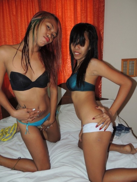 Filipini spinners Shanelle & Bubbles romp naked on the bed spreading legs
