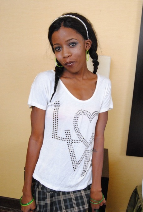 White agent impales and facializes Ebony newcomer Nevaeh in bedroom