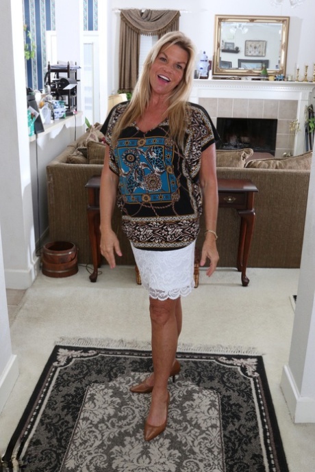 Charming amateur housewife Sasha toying herself passionately on the carpet