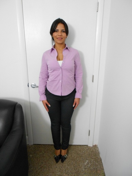 Amateur Venezuelan Rose Monroe strip her shirt and pants and displays her tits