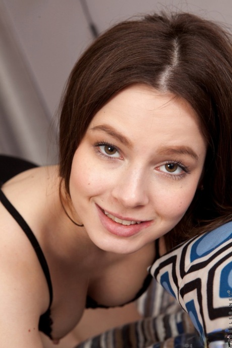 Brunette teen Diana Dee flaunts her big booty and spreads her pussy