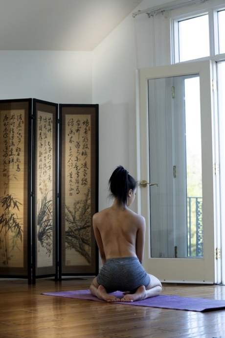 Teen Scarlett Bloom strips & shows her great body during her yoga session