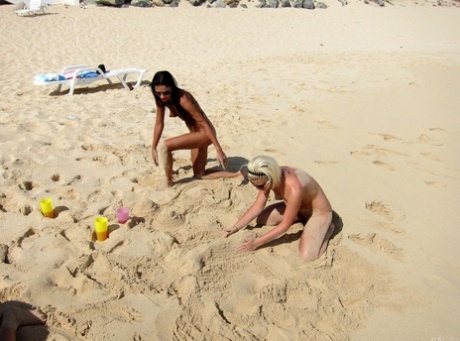 Blonde lesbian Bibi Noel & her slutty GFs fool around while naked at the beach