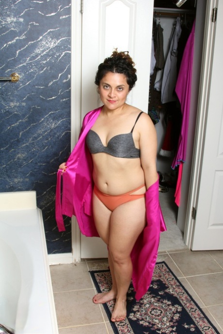 Sexy chubby MILF Drew Jones plays with her hairy pussy in a bathtub