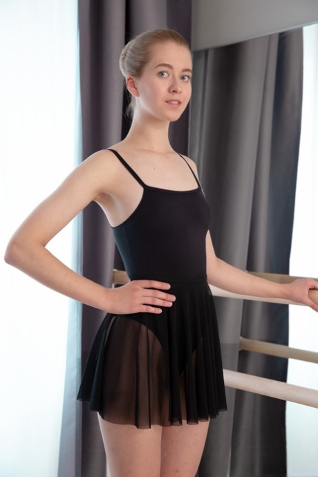 Skinny ballerina Clockwork Victoria gives head before getting nailed hard