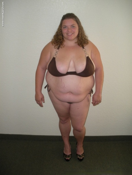 Smiley BBW Hunny Bunz poses in her bikini, strips and shows her big tits