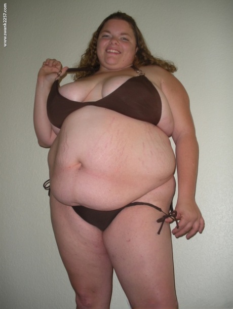 Smiley BBW Hunny Bunz poses in her bikini, strips and shows her big tits