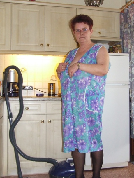 Old grandma Ingeborg exposes her fat body and sticks a vacuum pipe in her twat