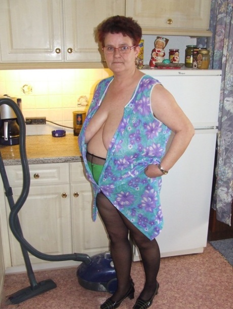 Old grandma Ingeborg exposes her fat body and sticks a vacuum pipe in her twat