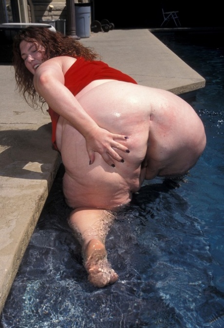 Playful BBW Aurora Spivey washes her huge body and pussy in the pool