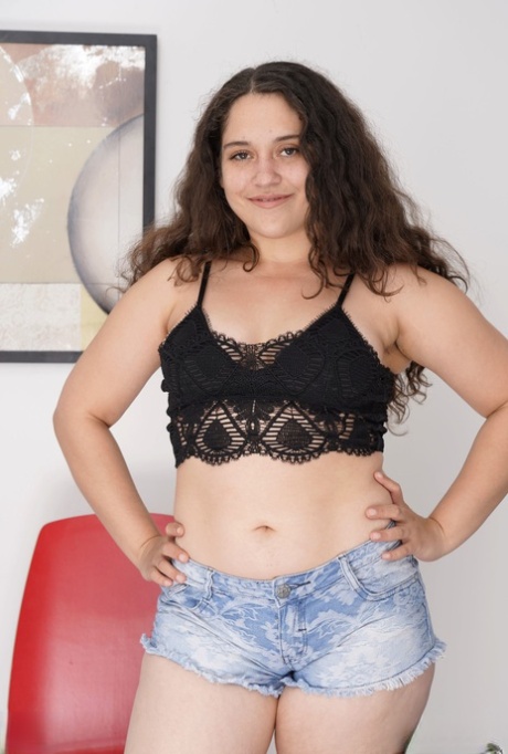 Curvy amateur teen Ziggy Star shows her fat ass and hairy pussy in a solo