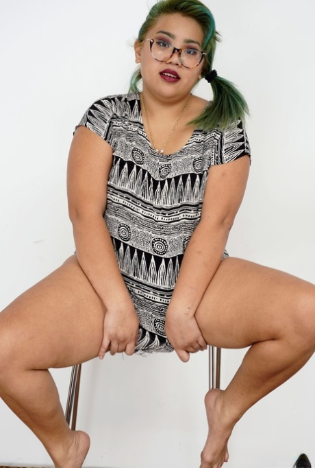 Fat green-haired Asian girl Manila Bey exposes her thick body and hairy twat