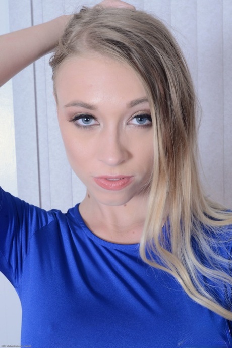 Amateur beauty Riley Ann plays with her pussy lips and shows her big ass