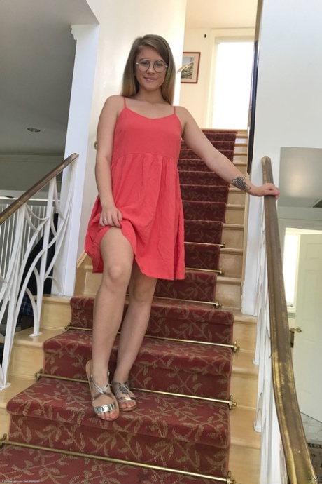 Sexy amateur babe Taylor Blake reveals her incredible feet and holes in a solo