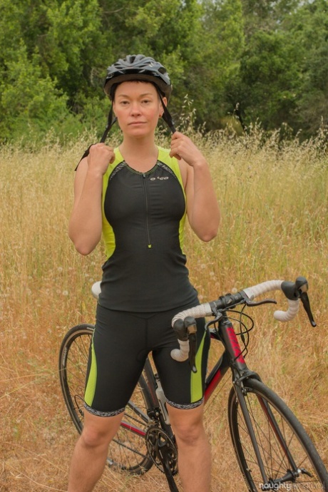 Amateur bicyclist Jiz Lee strips in nature and showcases her hairy body