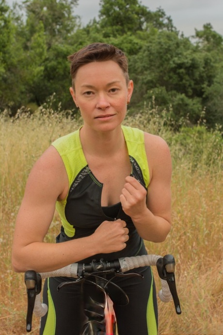 Amateur bicyclist Jiz Lee strips in nature and showcases her hairy body